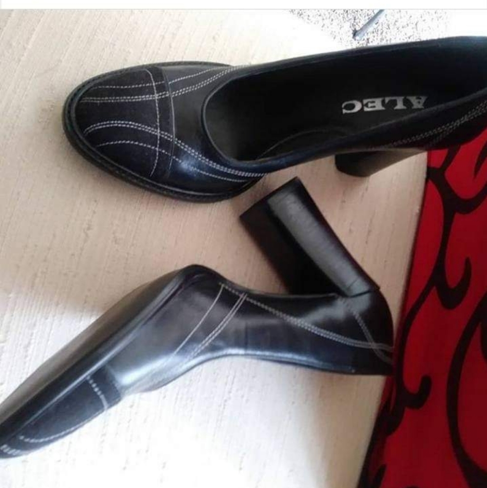 Black Leather Pumps with White Stitching Size 8B